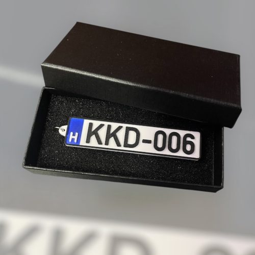 Rendszám kulcstartó egyedi szöveggel