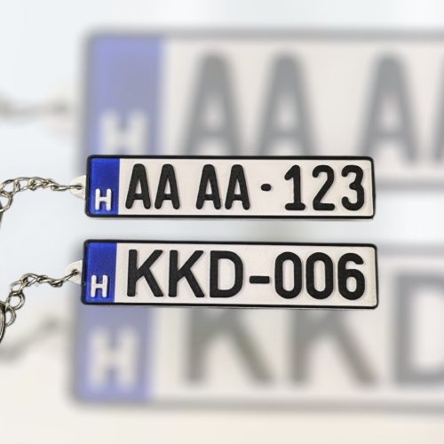 Rendszám kulcstartó egyedi szöveggel