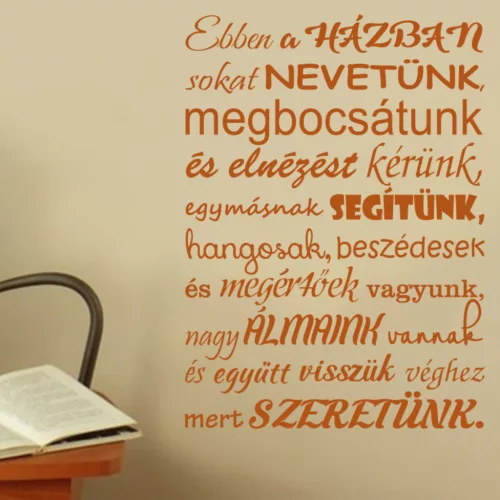 Ebben a házban sokat nevetünk – szeretetteljes idézetes falmatrica (4. változat)