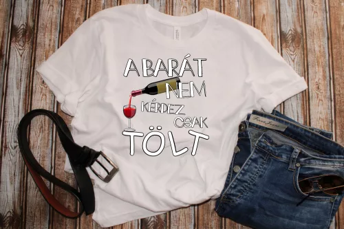 2. A barát nem kérdez csak tölt férfi póló