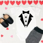 Alkalmi Öltöny és Nyakkendő Mintás Baba Body – "A Kis Úriember"