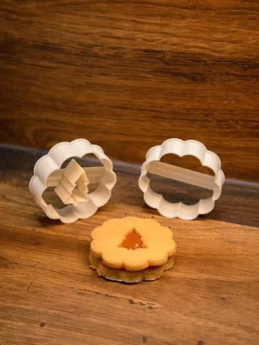 Linzer kinyomó fenyőfa mintával