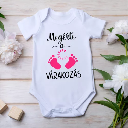 "Megérte a Várakozás" – Terhesség Bejelentő és Újszülött Baba Body