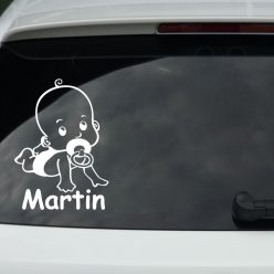 Baby kisfiú autósmatrica