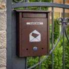 Gravírozott postaláda névcímke – UV álló műanyag névtábla egysoros felirattal, több színben