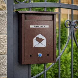   Gravírozott postaláda névcímke – UV álló műanyag névtábla egysoros felirattal, több színben
